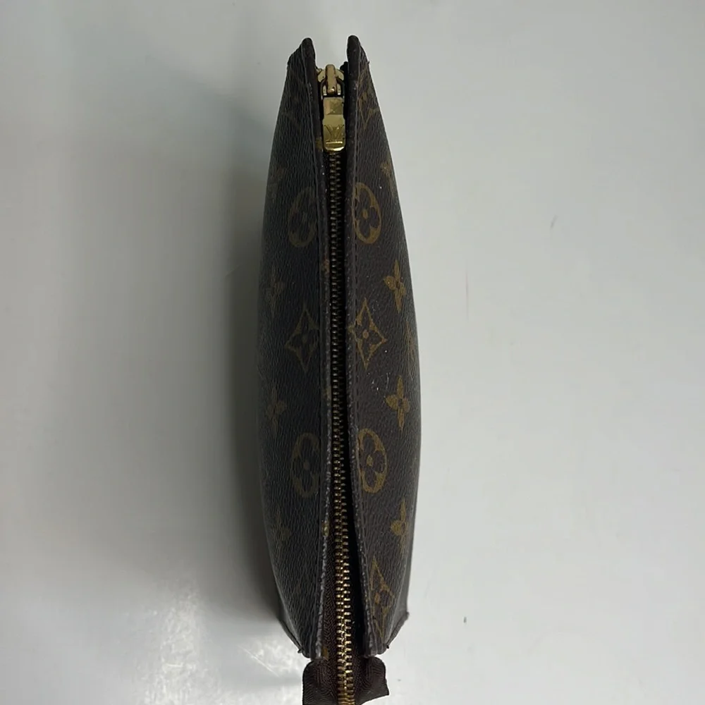 SOLD. Louis Vuitton Toiletry 19 pouch monogram - Picture 11 of 13